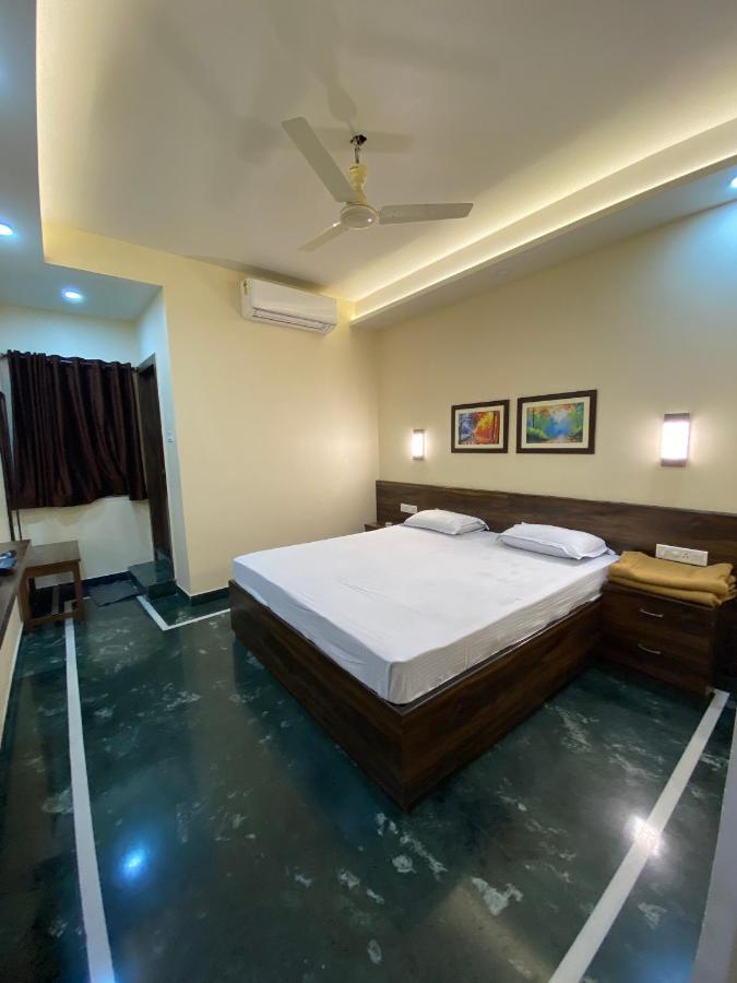 Shivam Hotels Калькутта Экстерьер фото